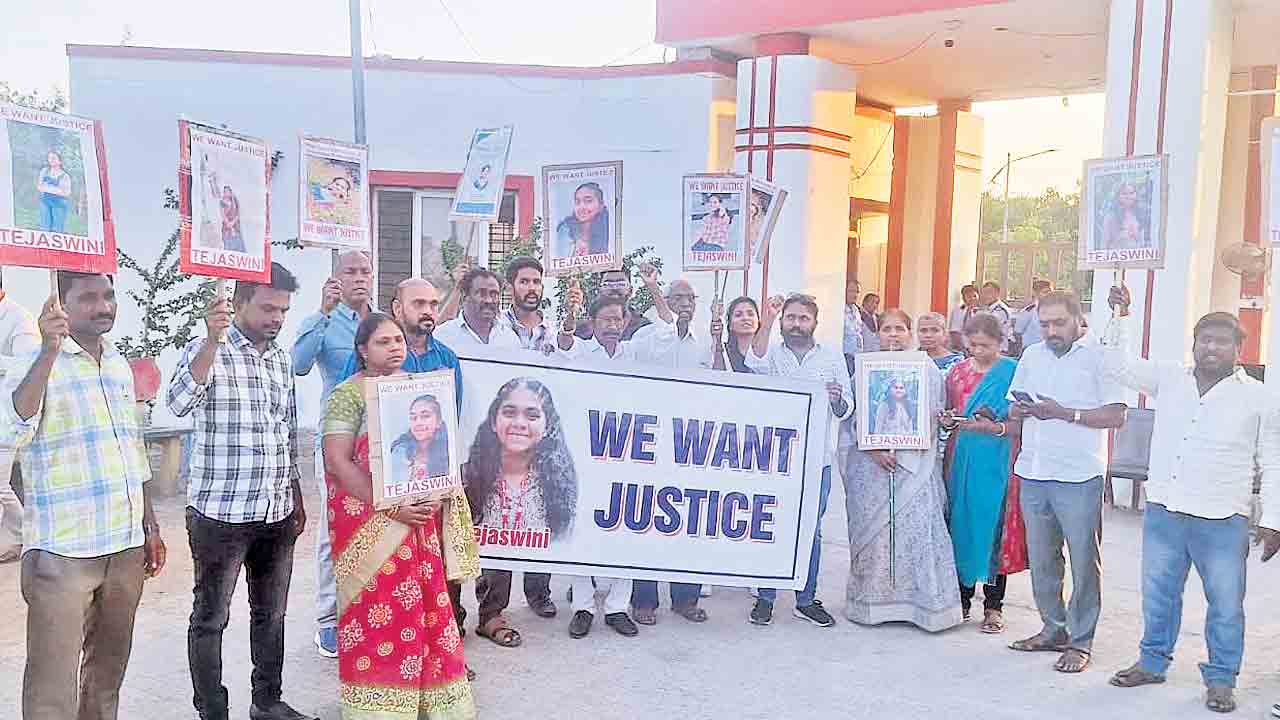 తేజస్విని మృతికి ట్రిపుల్‌ ఐటీ యాజమాన్యమే కారణం.. గేటు ఎదుట తల్లిదండ్రుల ఆందోళన.. ప్రభుత్వం న్యాయం చేయాలని డిమాండ్‌