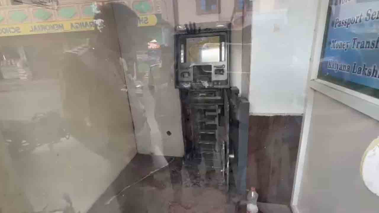 ATM theft | అర్ధరాత్రి ఏటీఎంలో చోరీ.. 1.60 లక్షలు ఎత్తుకెళ్లిన దుండగులు