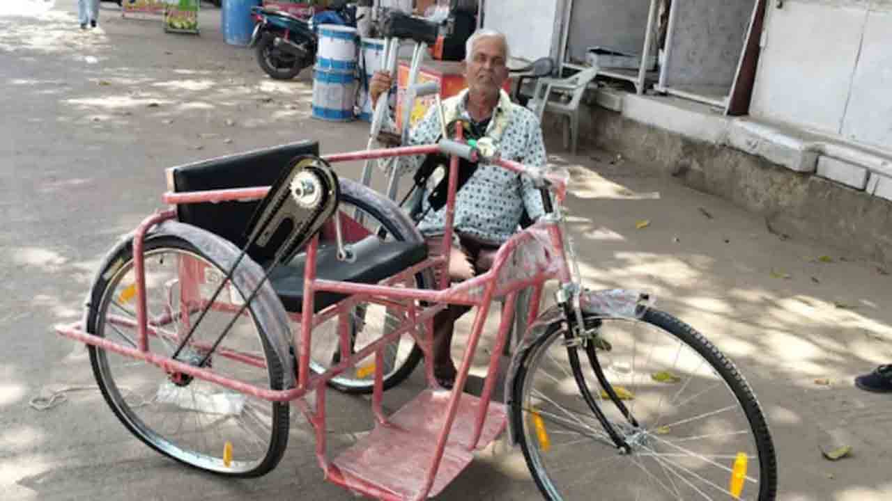 Tricycle Given By Minister Breaks Down | వికలాంగుడికి మూడు చక్రాల సైకిల్‌ పంపిణీ చేసిన కేంద్ర మంత్రి.. వంగిపోయిన చక్రం