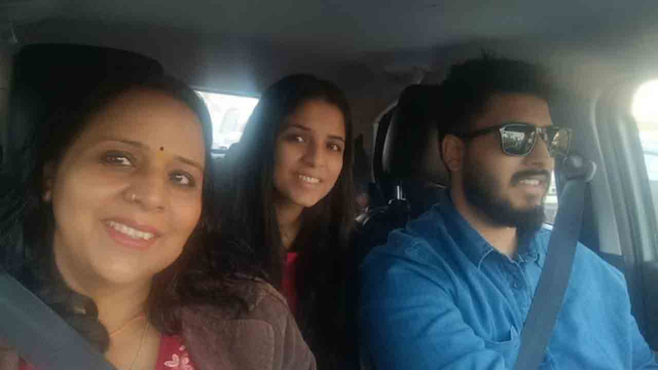 man stabs twin sister | ఇన్‌స్టాగ్రామ్ యువతితో బ్రేకప్‌.. కవల సోదరి, తల్లిపై కత్తితో వ్యక్తి దాడి