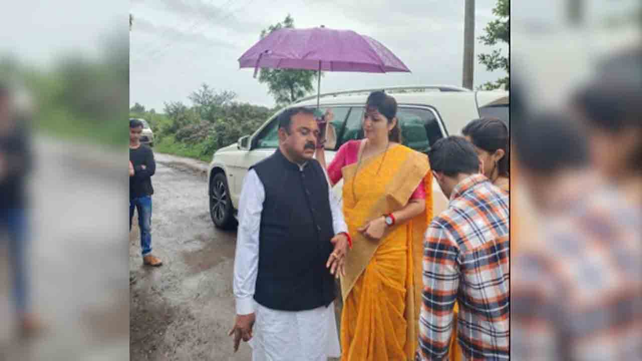 Official with Accused Astrologer | అత్యాచార నిందితుడైన జ్యోతిష్కుడికి.. గొడుగు పట్టిన మహిళా కమిషన్ ఛైర్‌పర్సన్