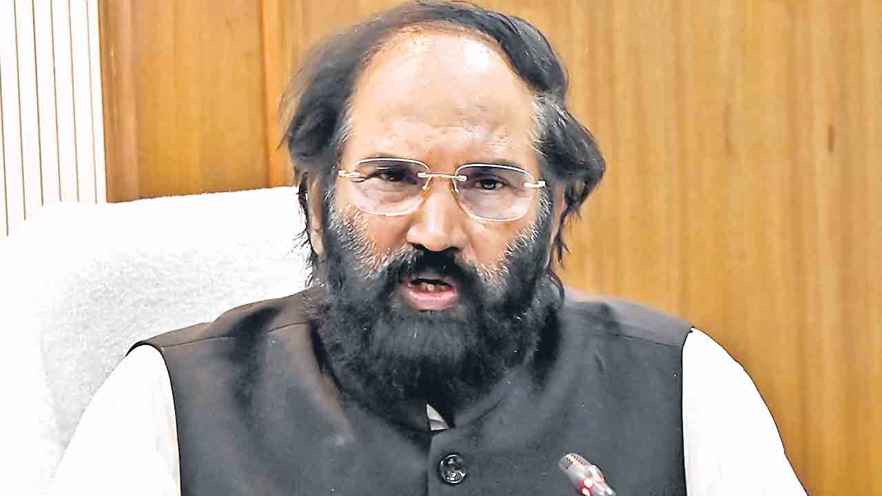 సిలిండర్లను బ్లాక్‌ మార్కెట్‌కు తరలిస్తే చర్యలు.. ఉత్తమ్‌కుమార్‌రెడ్డి