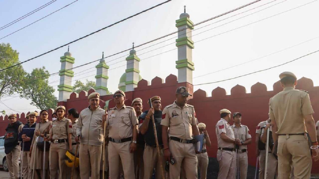 Uttam Nagar | ఉత్తమ్ నగర్‌లో ప్రార్థనల తర్వాత పోలీసులపై ముస్లింల పూలవర్షం