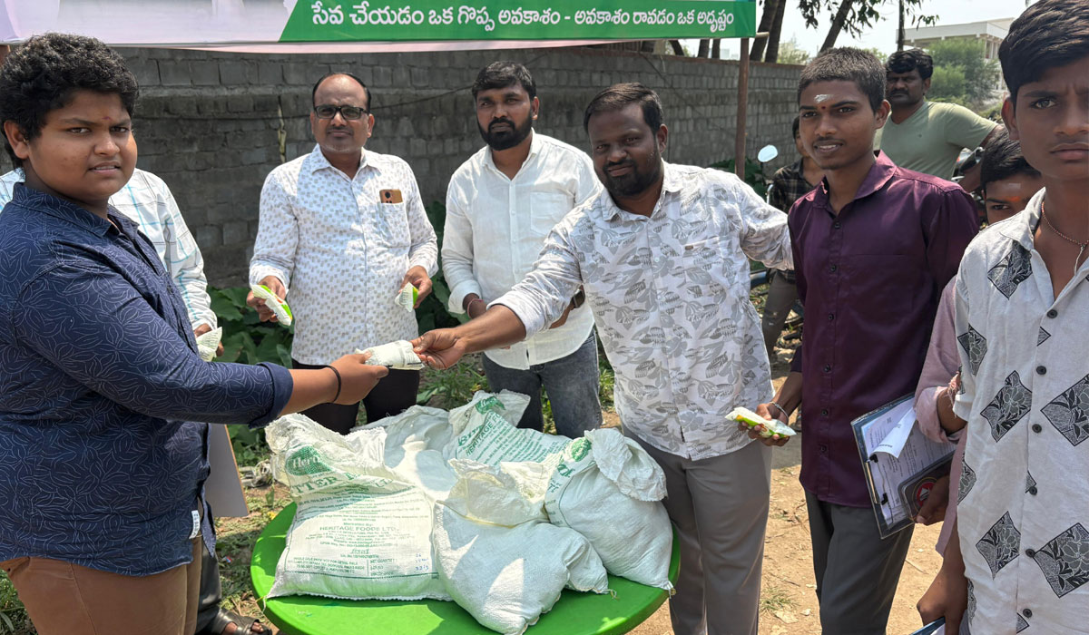 VNR Foundation | సమాజ సేవలో వీఎన్ఆర్ ఫౌండేషన్ ఆధ్వర్యంలో పదో తరగతి విద్యార్థులకు మజ్జిగ పంపిణీ