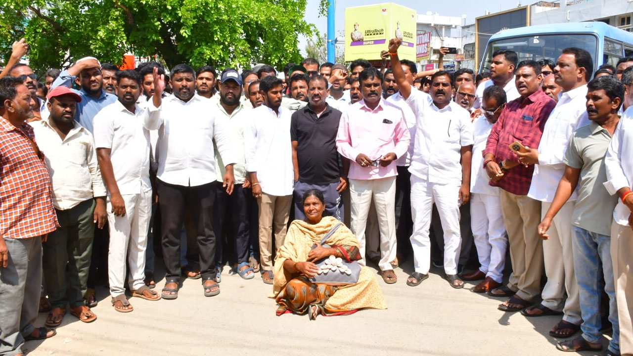 Illegal Arrests | అక్రమ అరెస్టులకు నిరసనగా పోలీస్‌ స్టేషన్ ఎదుట మెరుపు ధర్నా