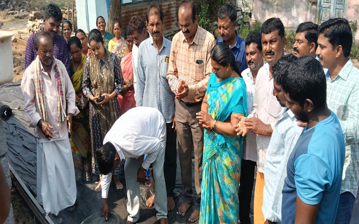 వాయిలసింగవరంలో సీసీ రోడ్డు నిర్మాణ పనులకు శంకుస్థాపన