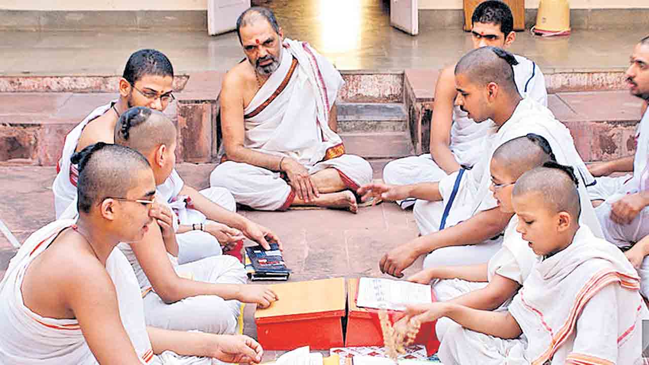 వేదానికి రాత పరీక్షలా!.. మౌఖికం ఉండాల్సిన చోట రాతపరీక్షలేల?.. దేవాదాయ శాఖ తీరుపై వెల్లువెత్తుతున్న విమర్శలు