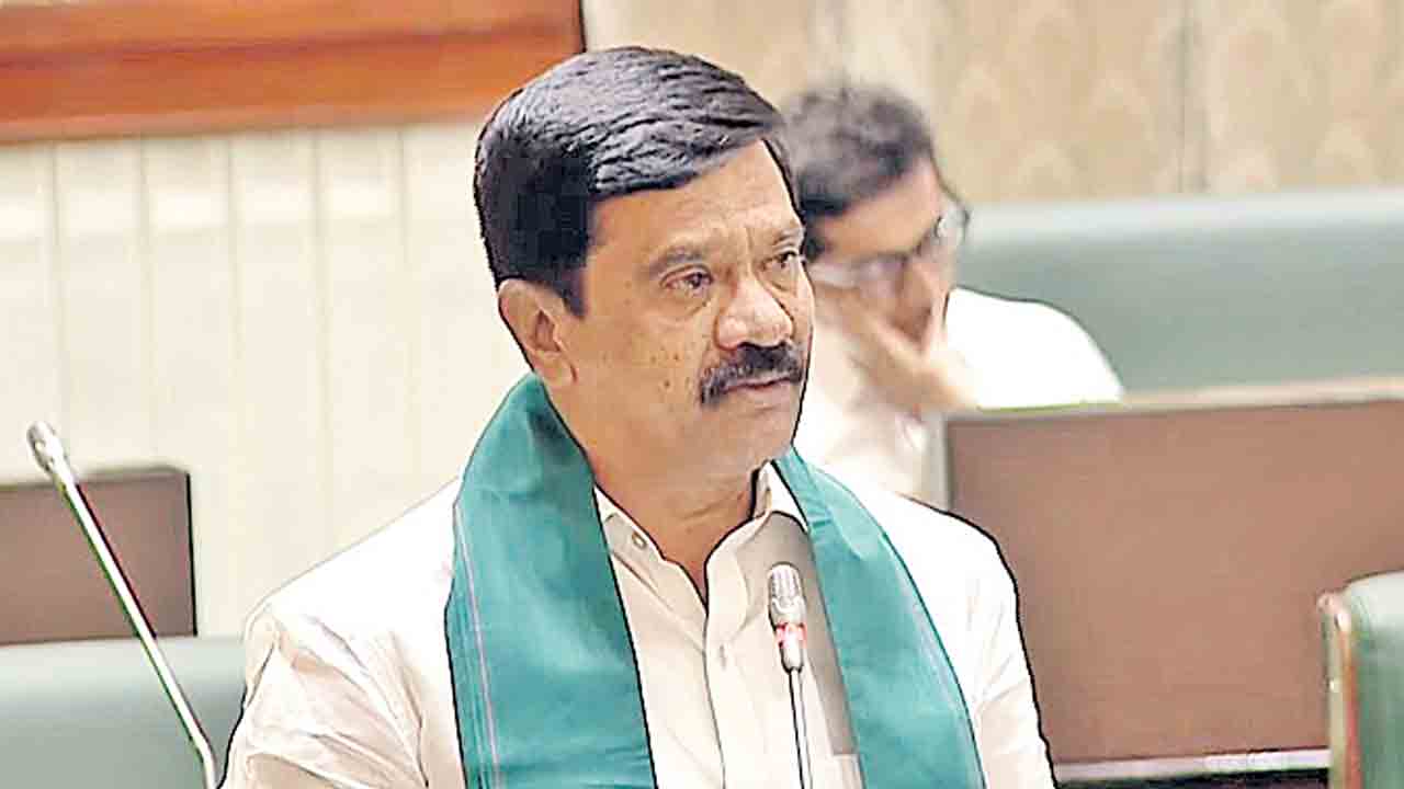 యూరియా యాప్‌తో సర్కార్‌ వేధింపులు : వేముల