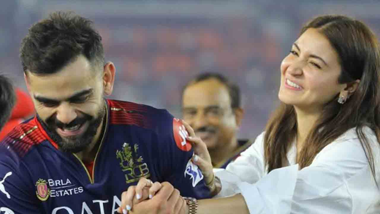 ViratKohli | కోహ్లీ క్లాస్ ఇన్నింగ్స్.. అనుష్క ఫ్లయింగ్ కిస్.. వైరల్ అవుతున్న ‘విరుష్క’ క్యూట్ మూమెంట్!