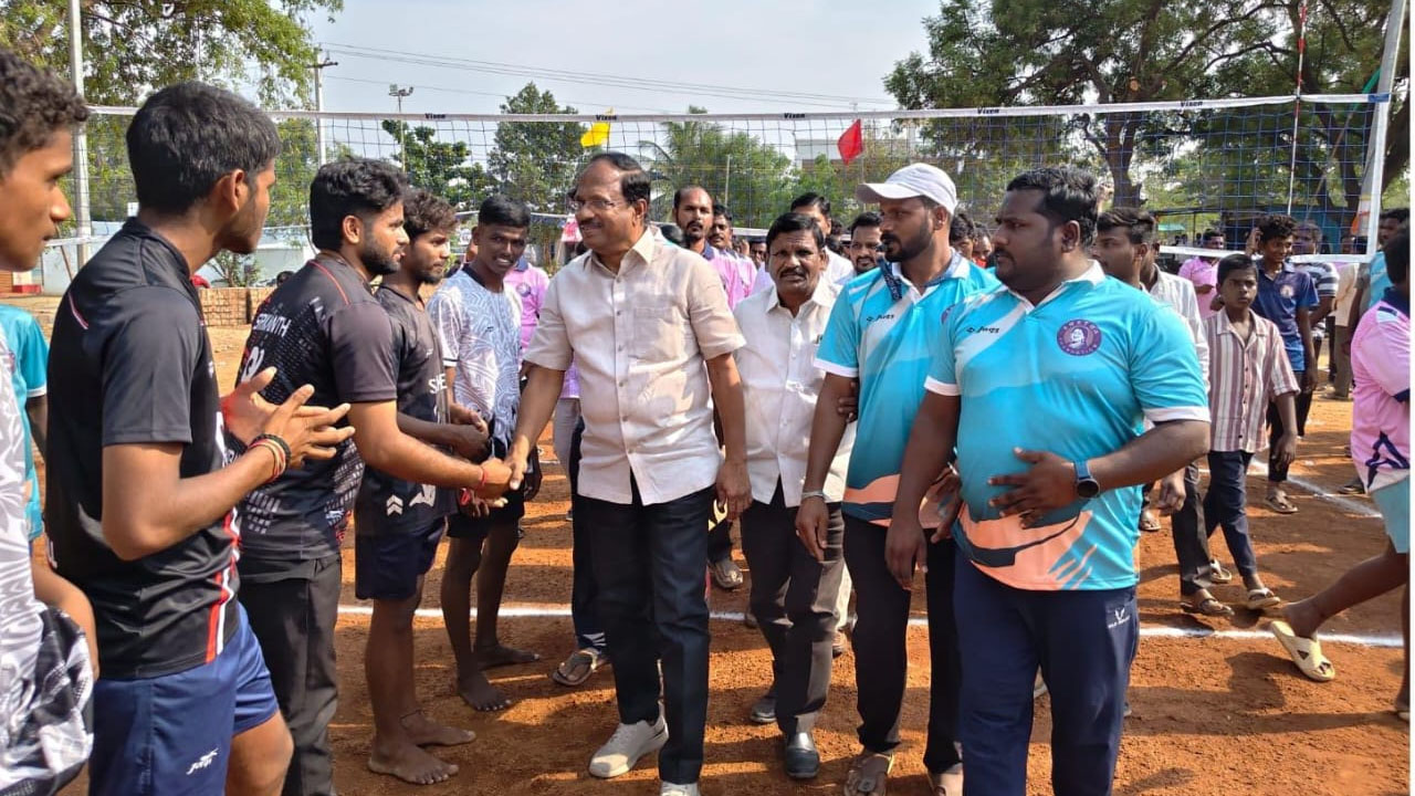 Volleyball Tournament | జిల్లా స్థాయి వాలీబాల్ టోర్నమెంట్‌ను ప్రారంభించిన మాజీ మంత్రి