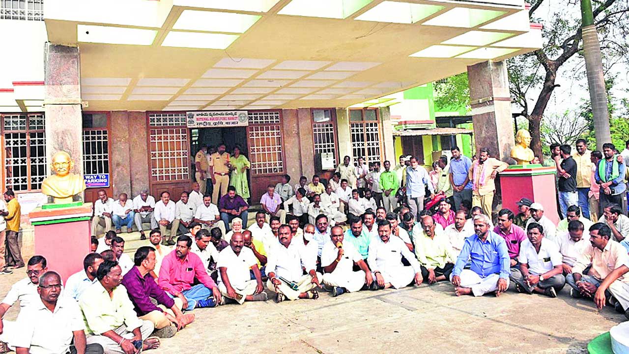 అడ్తి వ్యాపారుల ఆందోళన