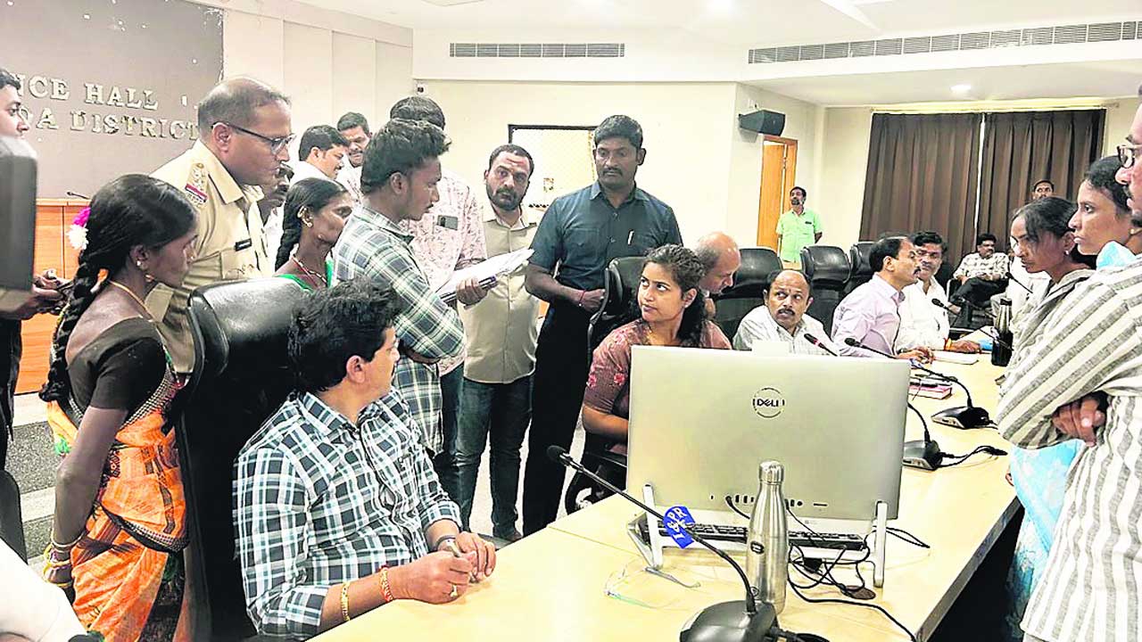 హనుమకొండ కలెక్టరేట్‌లో ఉద్రిక్తత