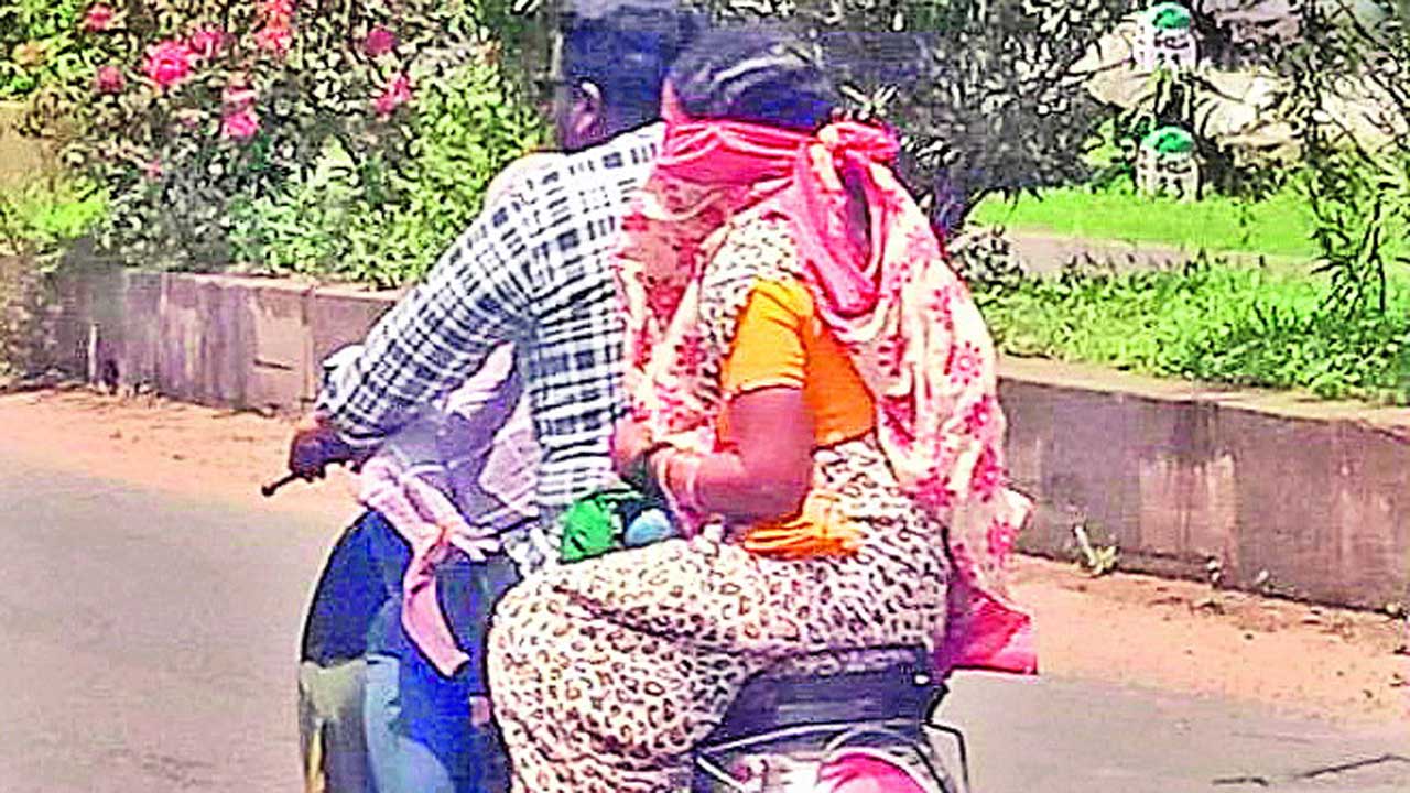 స్కూటీ నంబర్‌తో.. కారు బిల్లు!