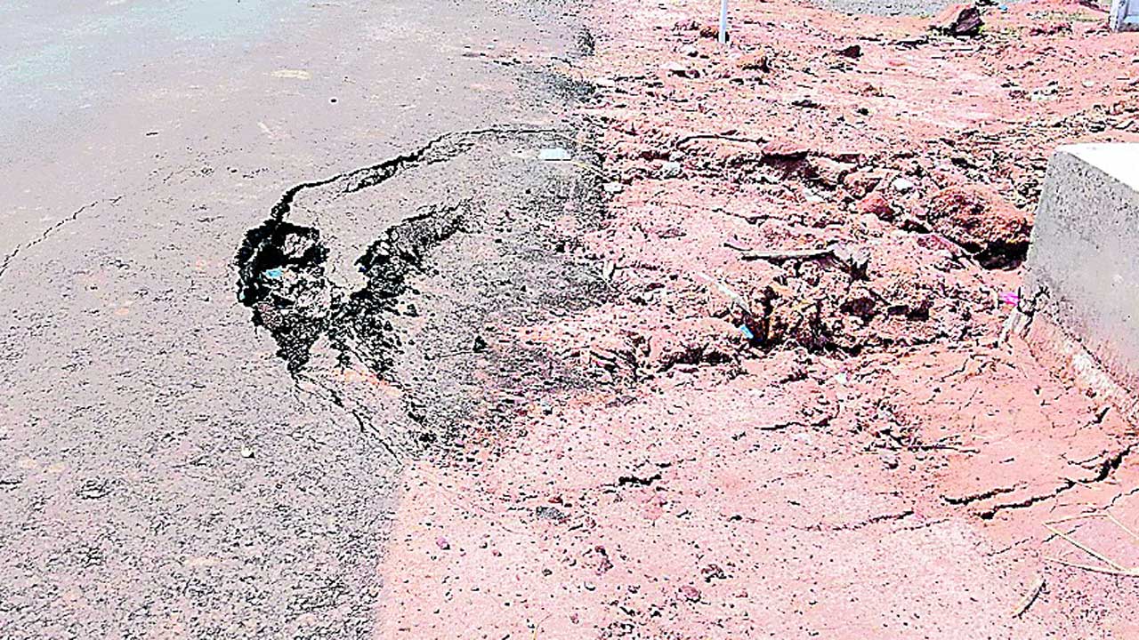 హడావుడి పనులు.. నాణ్యతకు తూట్లు