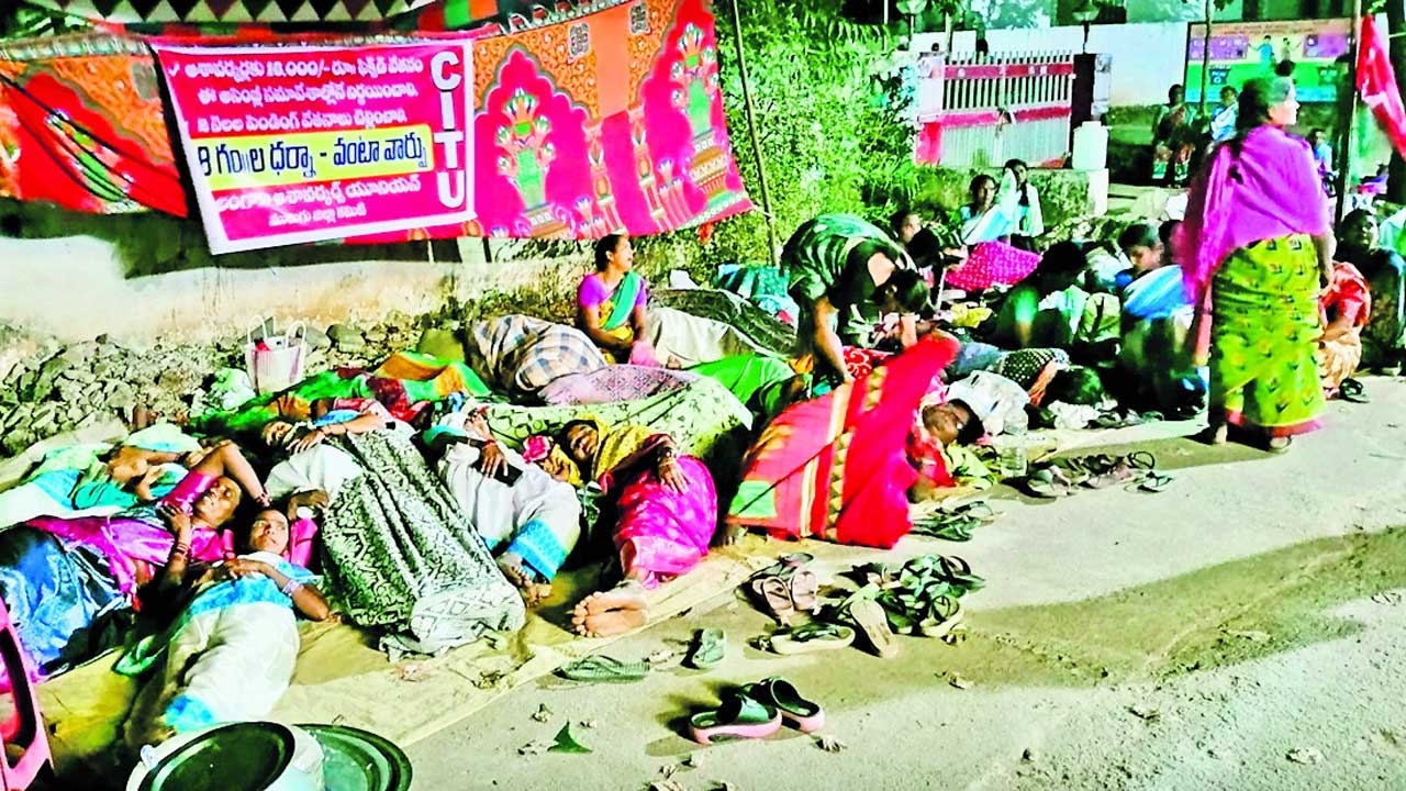 వెలుగు కోసం.. నిశీధిలో నిరసన