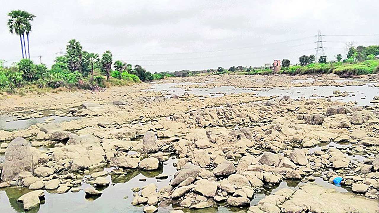 అడుగంటిన పాకాల ఏరు