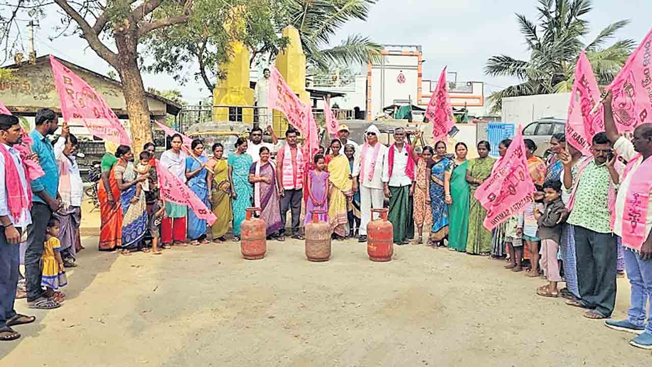 గ్యాస్‌ ధర తగ్గించాలని మహిళల నిరసన