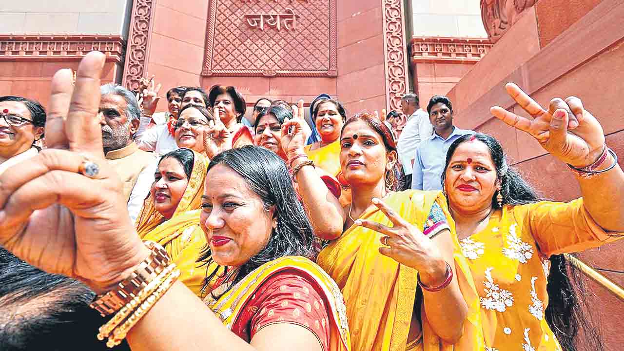 2011 సెన్సస్‌ ఆధారంగా మహిళా రిజర్వేషన్లు!.. చట్ట సవరణకు కేంద్రం కసరత్తు