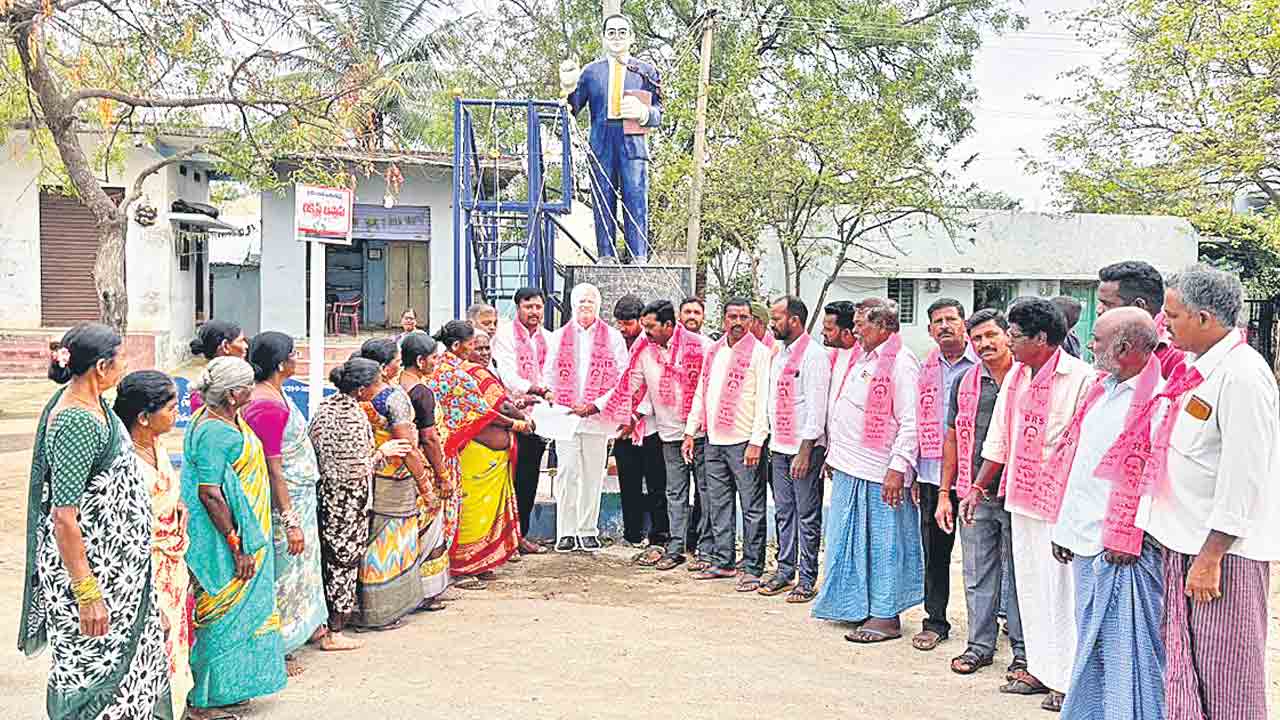 మొక్కలపై కాదు.. హామీలపై ప్రశ్నించాలి