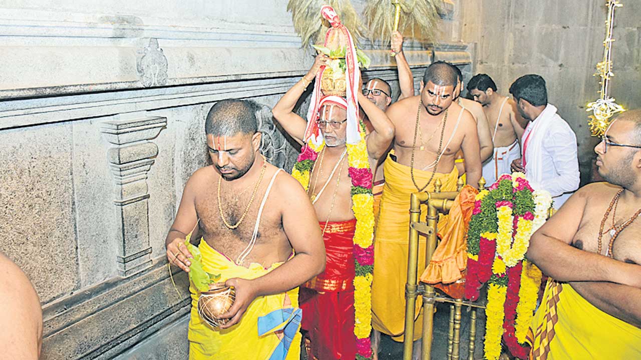 శాస్ర్తోక్తంగా అష్టోత్తర శతఘటాభిషేకం