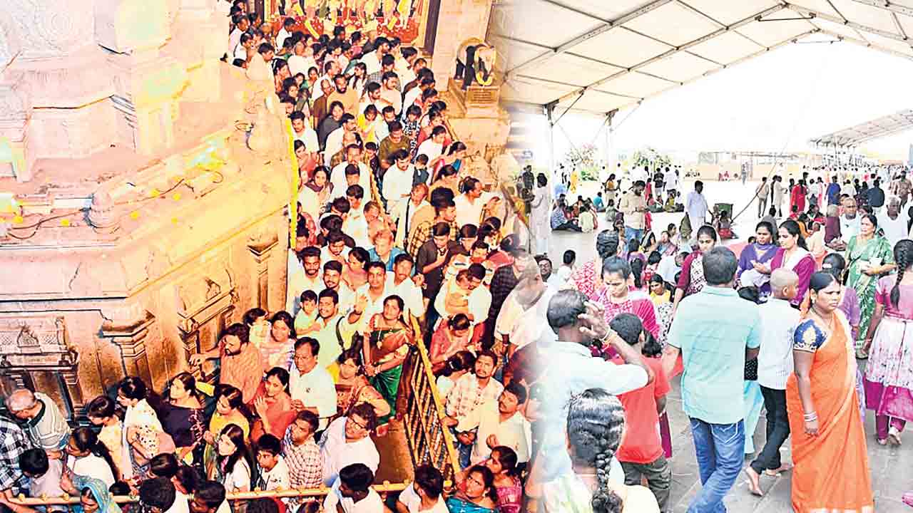 వైభవంగా యాదగిరీశుడికి లక్షపుష్పార్చన