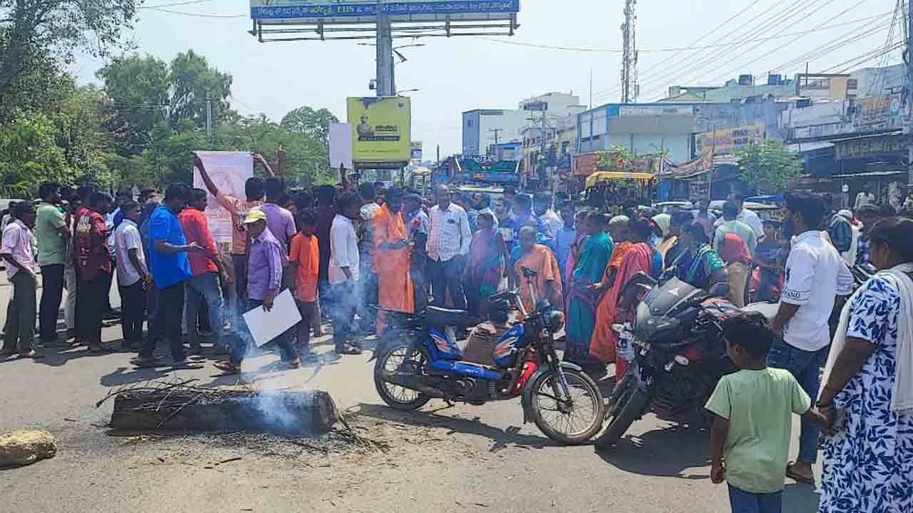Youtuber Vaishnavi | యూట్యూబర్ వైష్ణవి హత్య కేసు.. నిందితులను ఉరితీయాలని కోరుట్లలో ధర్నా