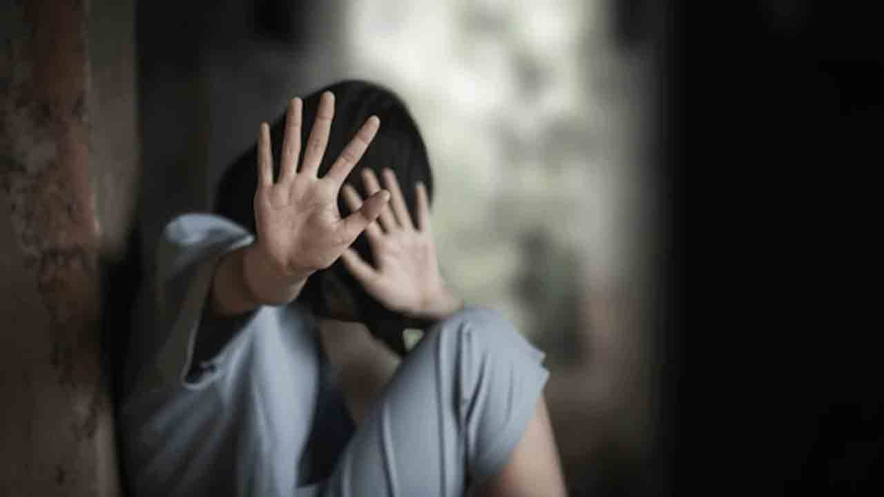 Student Assaulted | మత్తు మందు ఇచ్చి విద్యార్ధినిపై లైంగిక దాడి.. నగ్న ఫొటోలు సోషల్ మీడియాలో పెడుతానని బెదిరింపు..!