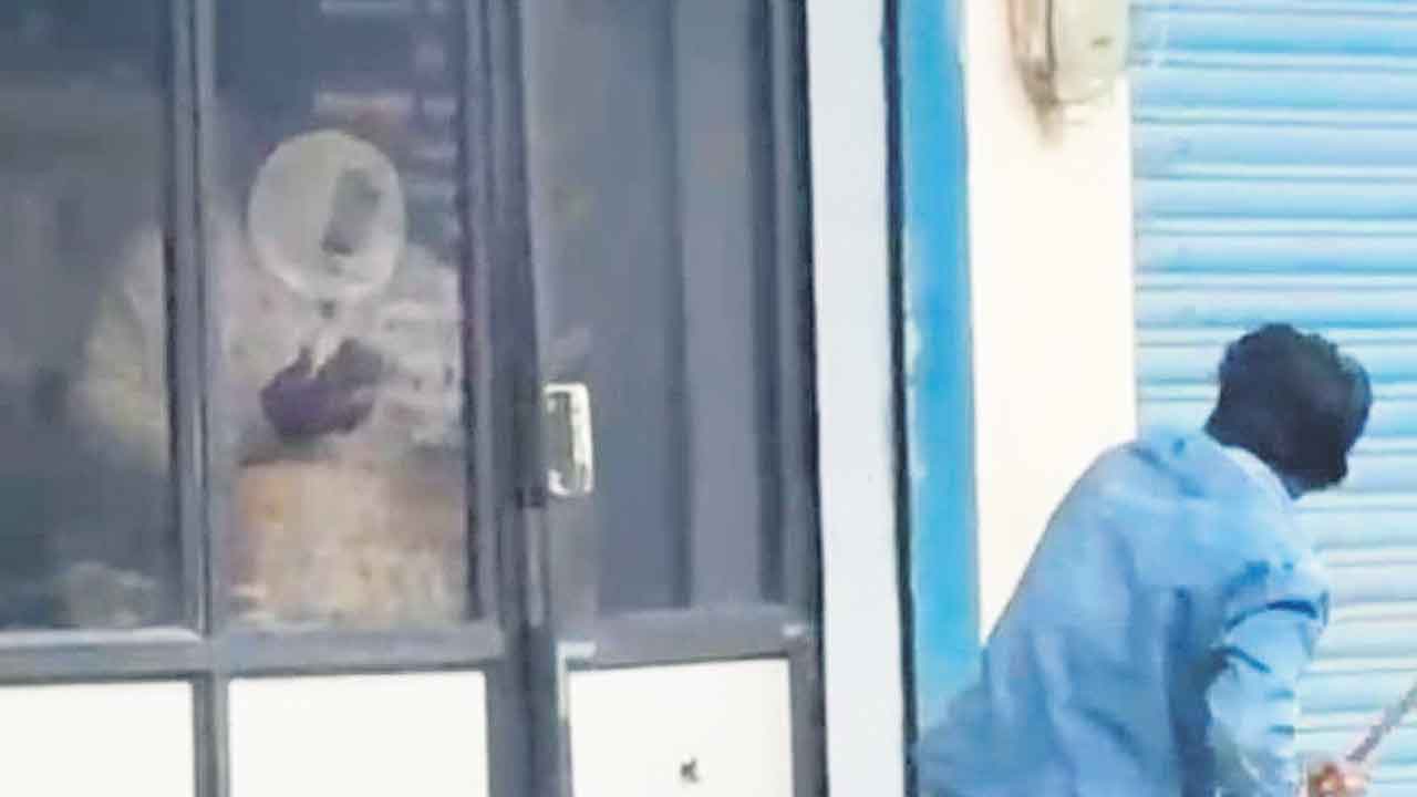 కత్తితో హల్‌చల్‌.. తప్పిన ప్రాణాపాయం..