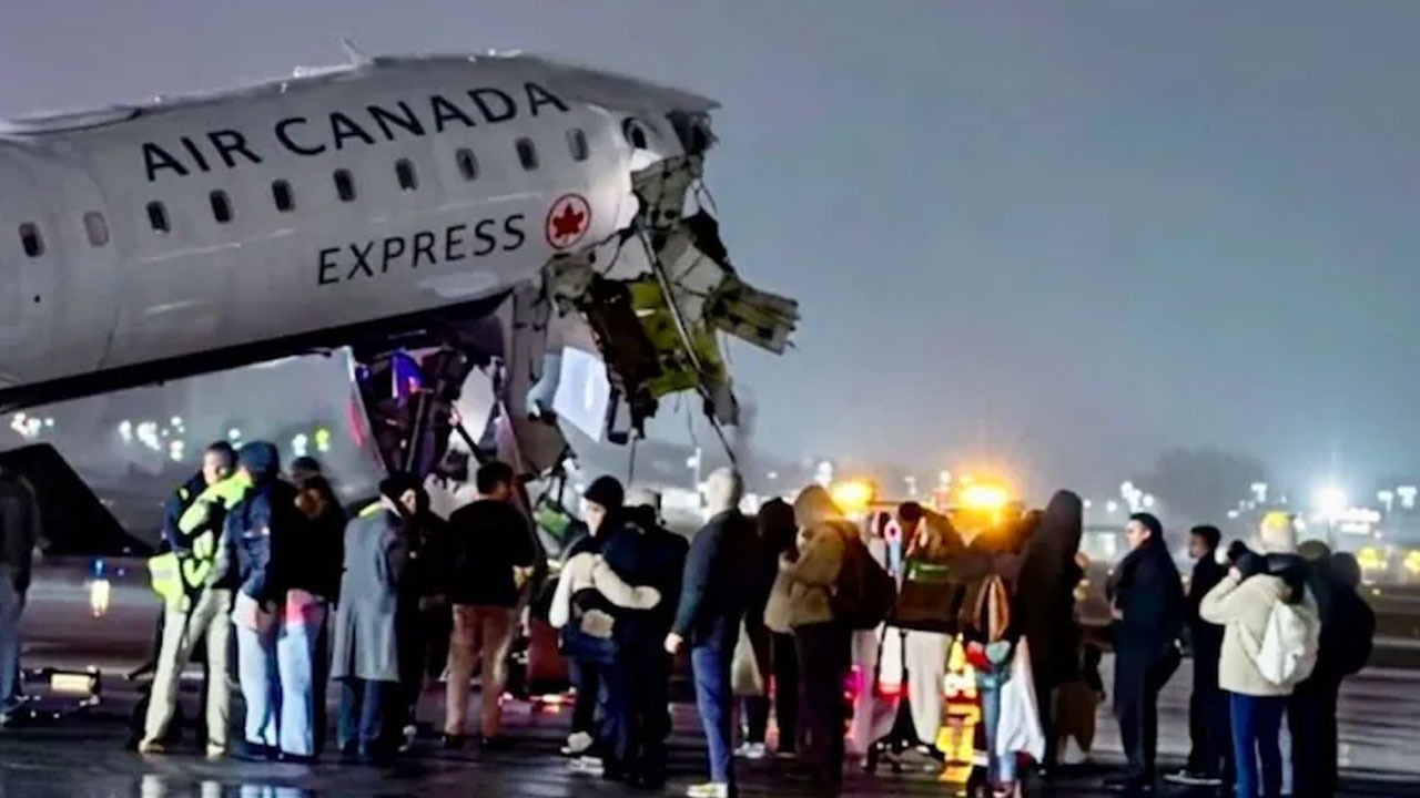 New York Airport: న్యూయ‌ర్క్‌ ఎయిర్‌పోర్టులో ఢీకొన్న ట్ర‌క్కు, విమానం..