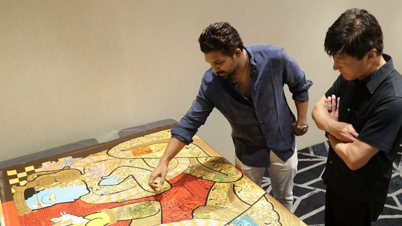 Allu Arjun | జపాన్ ప్రతినిధికి బన్నీ సాంప్రదాయ కానుక .. సంతోషం వ్య‌క్తం చేసిన గీక్ పిక్చర్స్ సీఈఓ