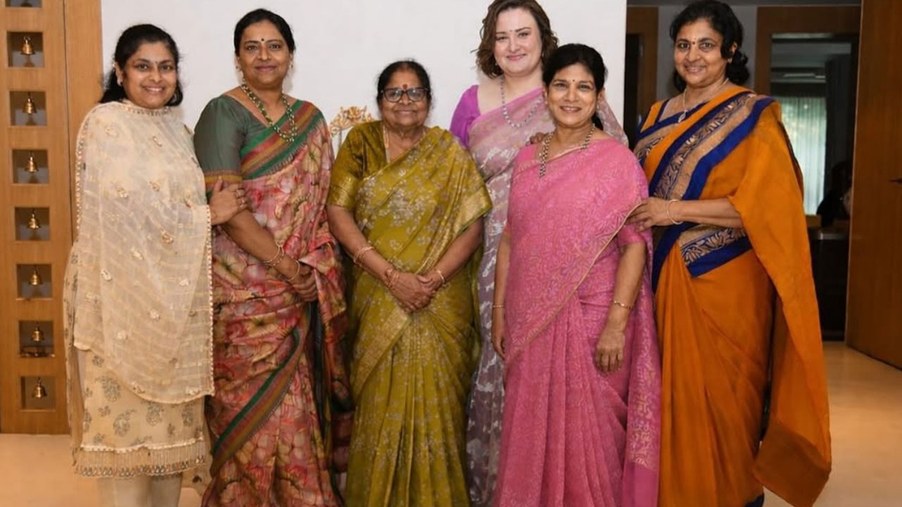 Mega Ladies | మెగా లేడీస్ ఫ్యామిలీ ఫోటో షేర్ చేసిన అన్నా లెజినోవా .. నెట్టింట వైర‌ల్