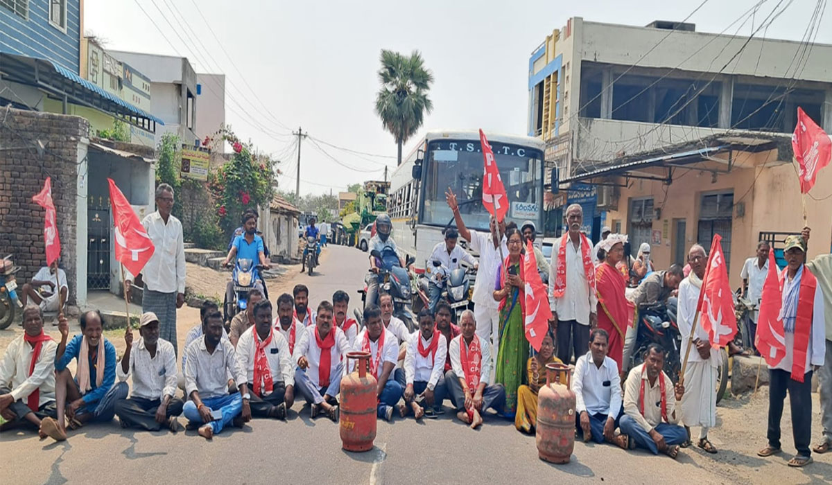 Chigurumadi | చిగురుమామిడిలో గ్యాస్ ధరల పెంపుపై సీపీఐ ఆధ్వర్యంలో ఆందోళన