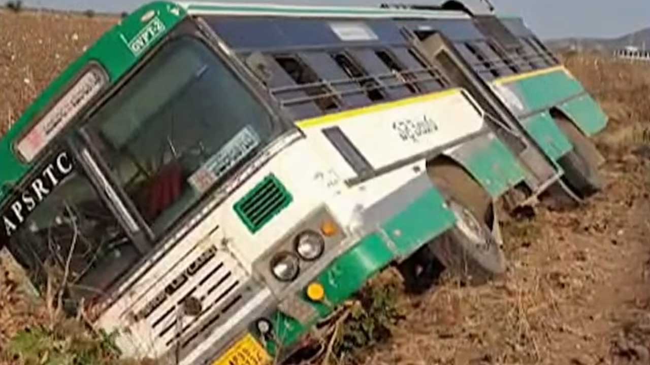 RTC Bus Accident | టైర్‌ పగిలి కందకంలోకి దూసుకెళ్లిన ఆర్టీసీ బస్సు.. పలువురికి గాయాలు