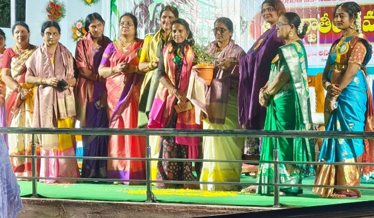 Additional Collector Aruna Sri | జీతం సమాజ సేవ కోసం వెచ్చించడం గొప్ప విషయం.. శశికళను అభినందించిన స్థానిక సంస్థల అదనపు కలెక్టర్ అరుణ శ్రీ