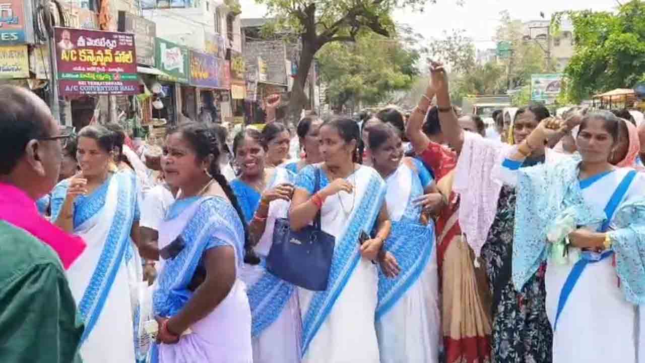 ASHA workers | సూర్యాపేటలో నల్ల బ్యాడ్జీలు ధరించి ఆశా వర్కర్ల నిరసన