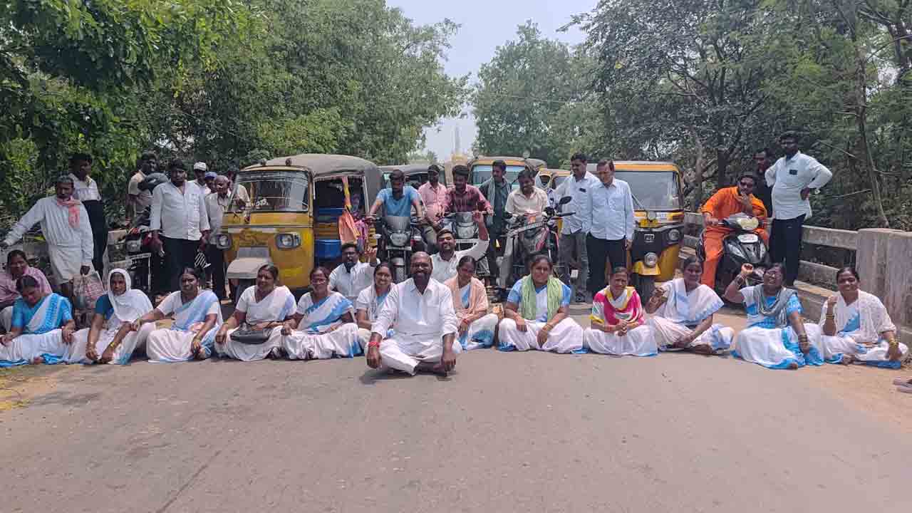 ASHA Workers | కాల్వ శ్రీరాంపూర్‌లో ఆశ కార్యకర్తల రాస్తారోకో