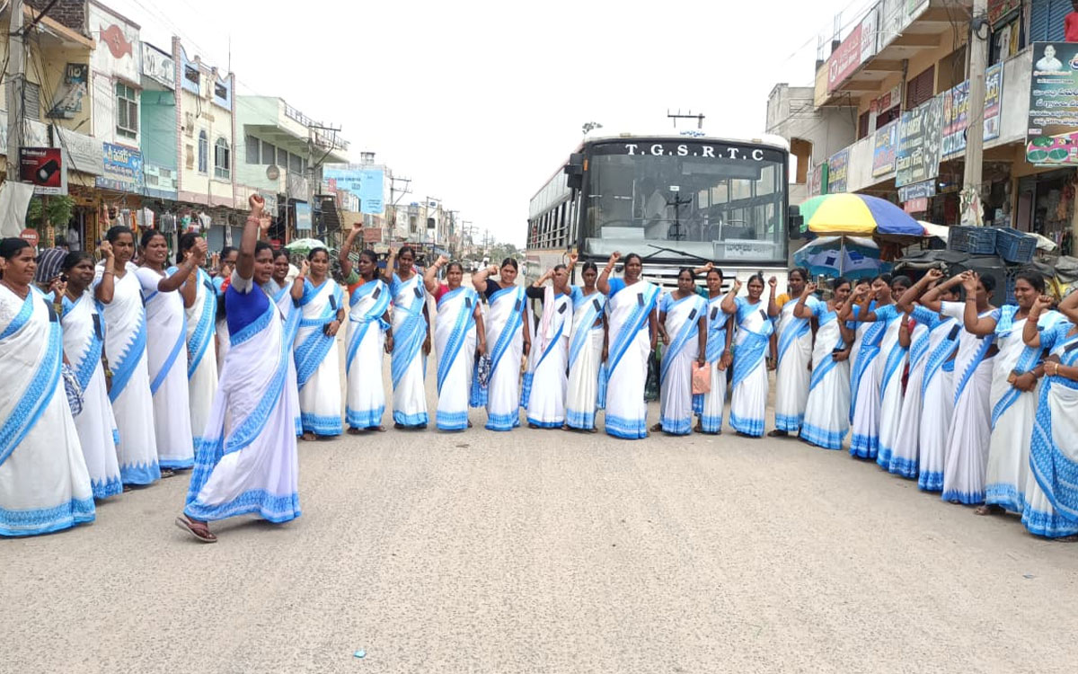 సమస్యలు పరిష్కరించాలని తుంగ‌తుర్తిలో ఆశ వర్కర్ల నిరసన