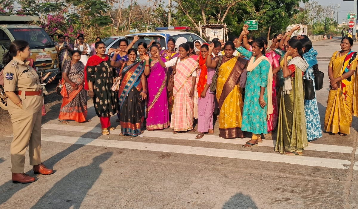 Thimmapur | రేణిగుంటలో ఆశ వర్కర్ల అడ్డగింత.. అసెంబ్లీ ముట్టడికి వెళ్తున్నారని ముందస్తు అరెస్టు చేసిన పోలీసులు