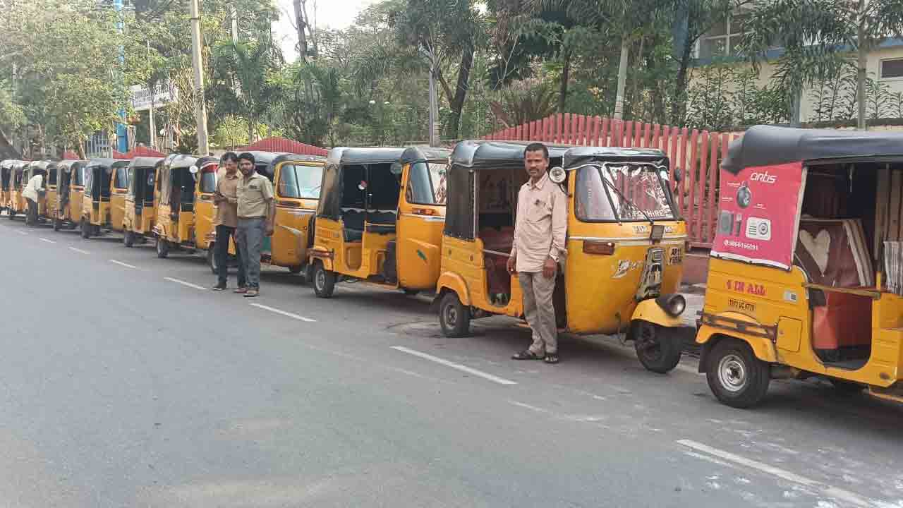Hyderabad | సీఎన్‌జీ గ్యాస్ కోసం మూడు కిలోమీటర్ల వరకు బారులు తీరిన ఆటోలు..!