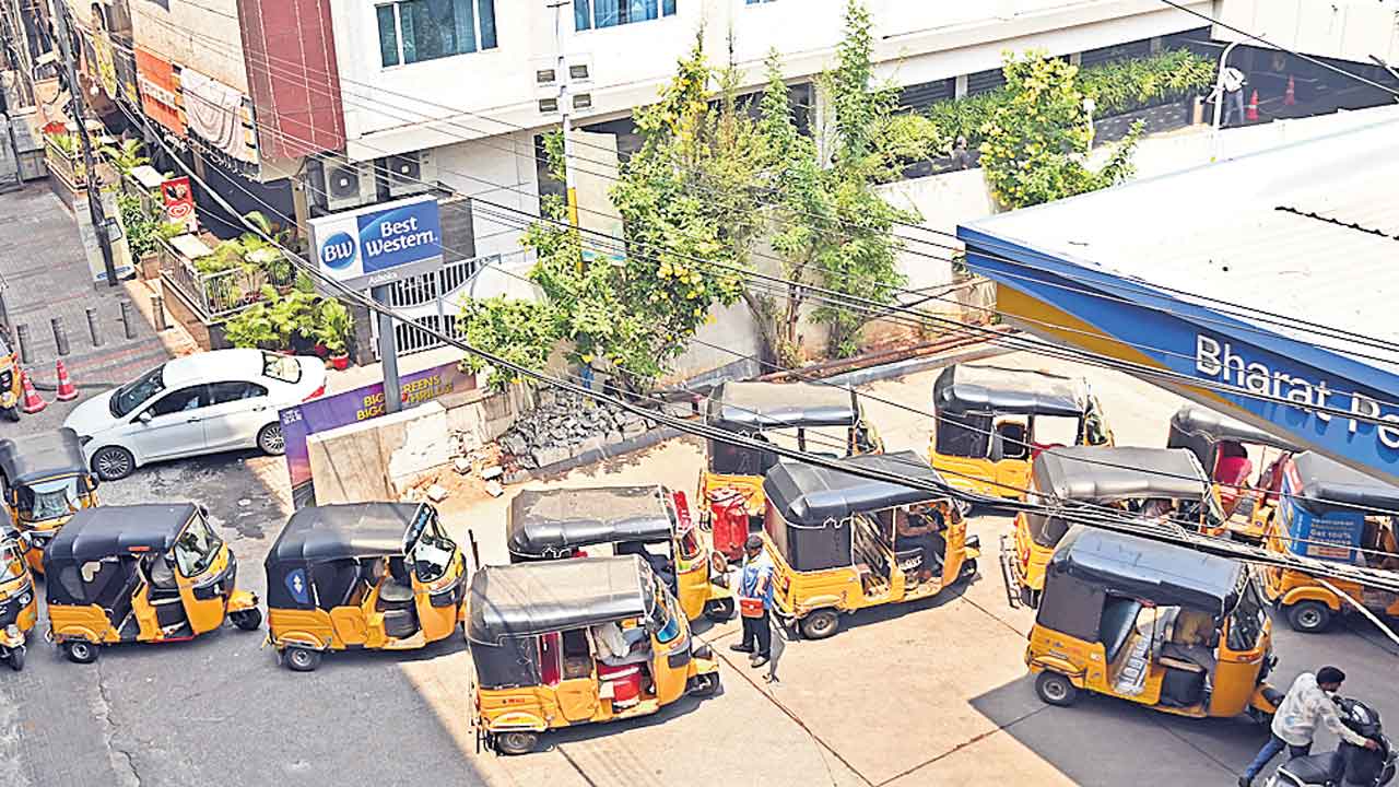 నో గ్యాస్‌.. నో పెట్రోల్‌.. పెట్రోల్‌, డీజిల్‌ కోసం భారీ క్యూ..