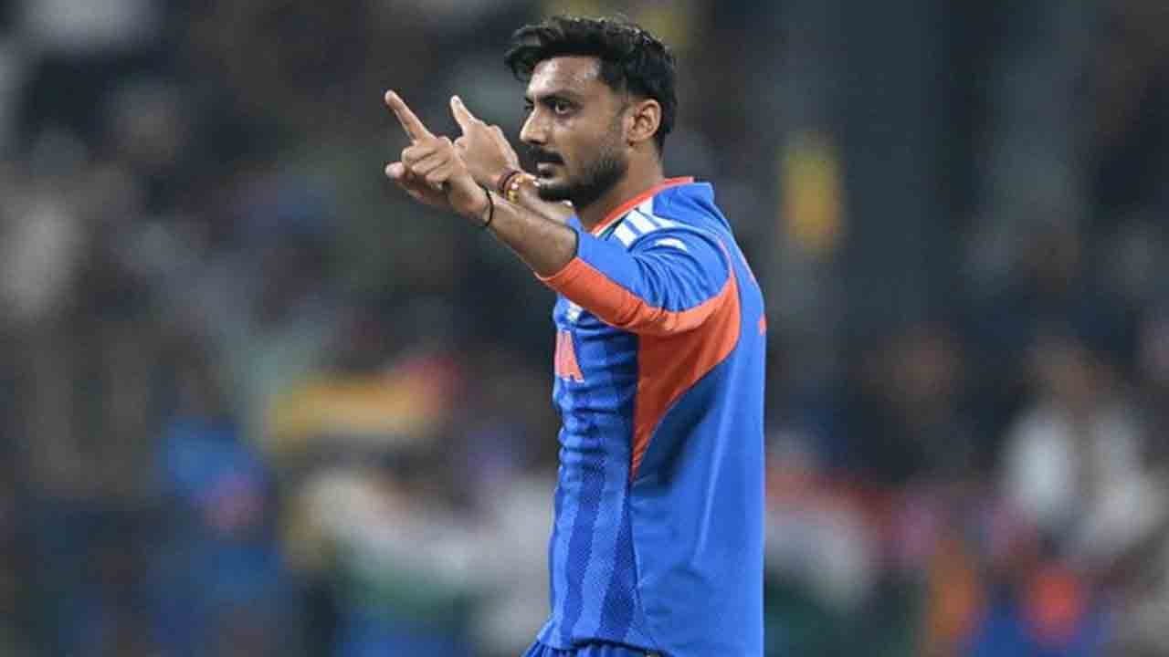 IND vs NZ | సెంచరీ హీరో.. విధ్వంసక హిట్టర్‌ను వెనక్కి పంపిన అక్షర్..!