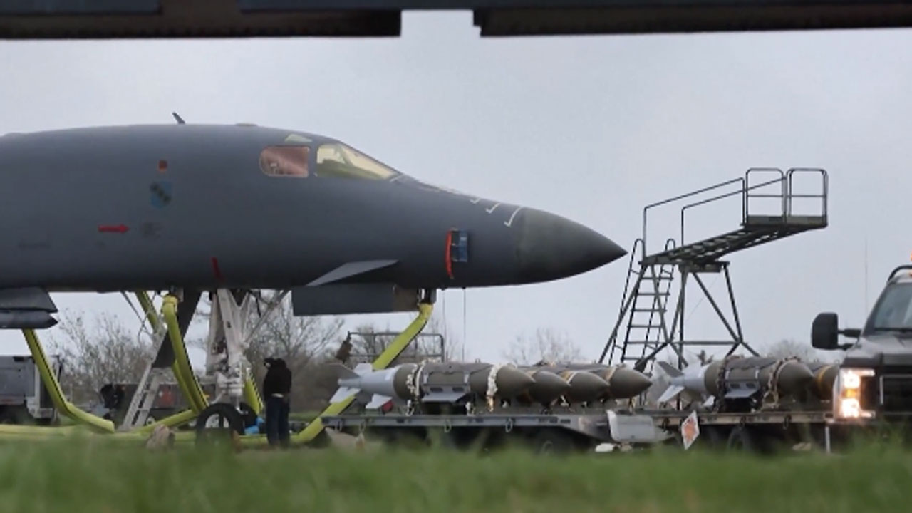 B-1 Bombers: బీ-1 బాంబ‌ర్ విమానాల్లోకి ‘బంక‌ర్ బ‌స్ట‌ర్‌’ ఆయుధాలు లోడింగ్‌.. వీడియో
