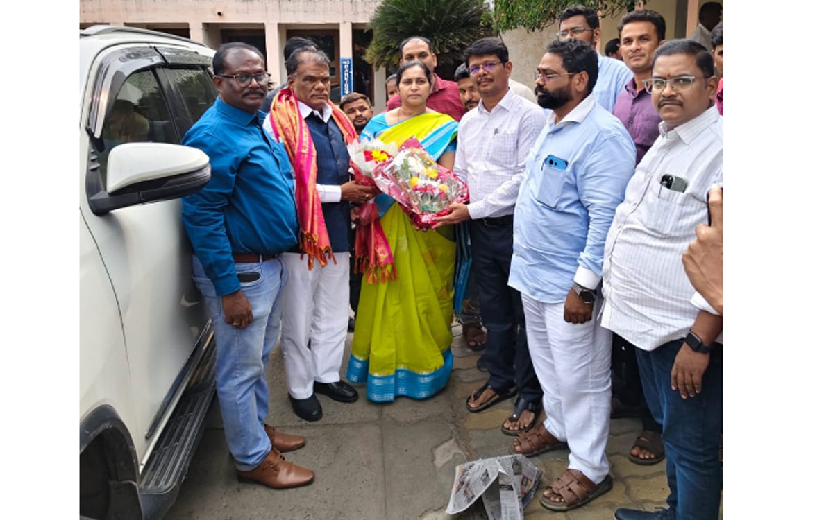 సార‌పాక‌కు చేరుకున్న‌ రాష్ట్ర ఎస్సీ, ఎస్టీ కమిషన్ చైర్మ‌న్‌