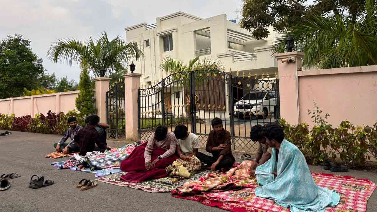Basara IIIT | బాసర ట్రిపుల్‌ ఐటీలో విద్యార్థుల ఆందోళన.. వీసీ గెస్ట్‌హౌస్ ముందు రాత్రి నిద్ర