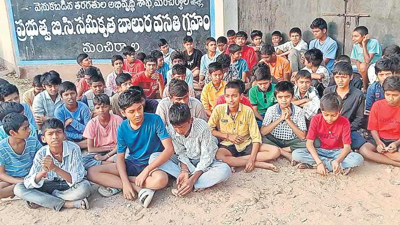 తిండిపెట్టకుండా తిప్పలు పెడుతున్నరు