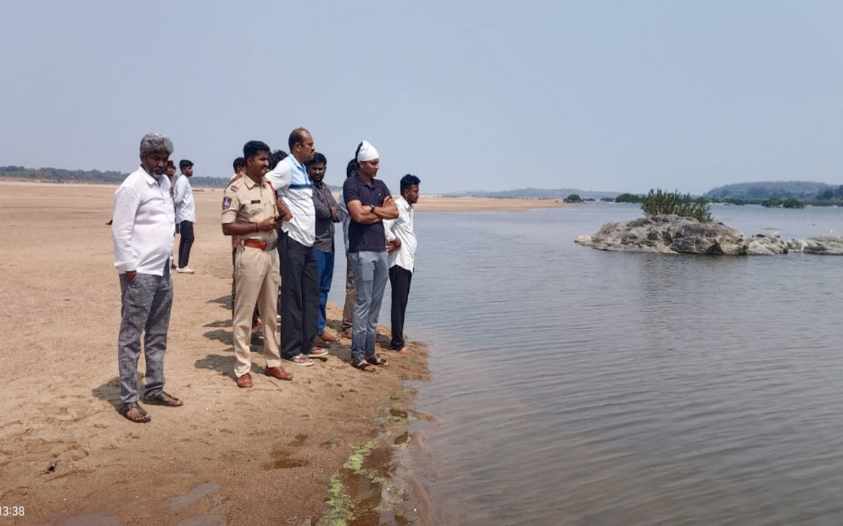 భద్రాచలంలో విషాదం.. గోదావరిలో ఐదుగురు యువకులు గల్లంతు