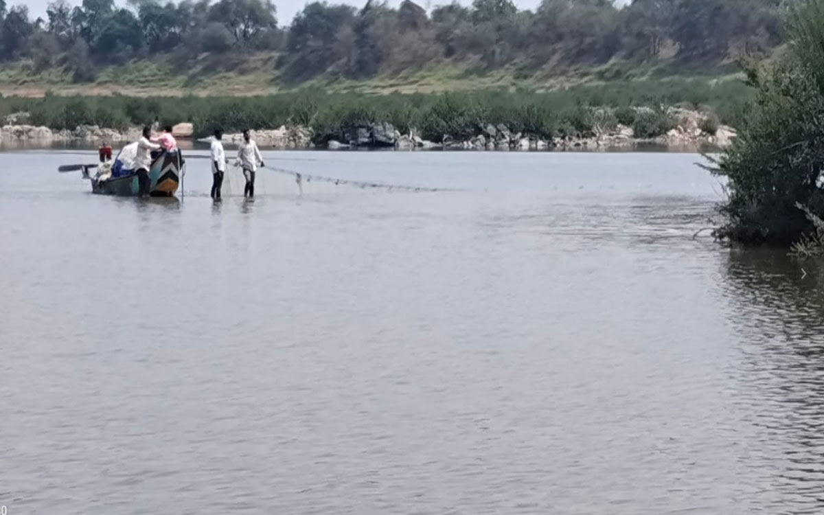 భద్రాచలంలో విషాదం.. గోదావరిలో ఐదుగురు యువకులు గల్లంతు