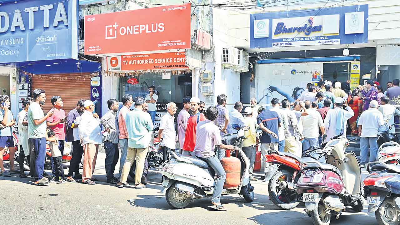 పొయ్యి వెలిగించేదెట్లా? వంటింట్లో ‘కన్నీటి’ మంట