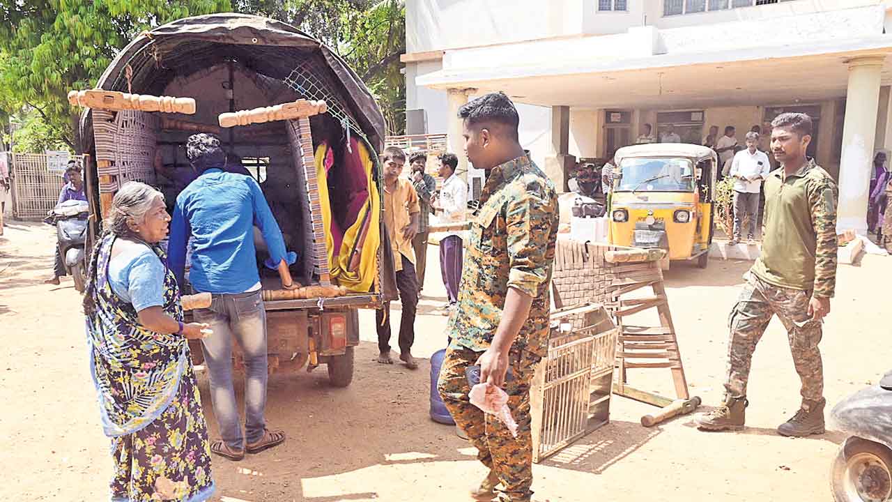 మళ్లీ రోడ్డున పడేశారు