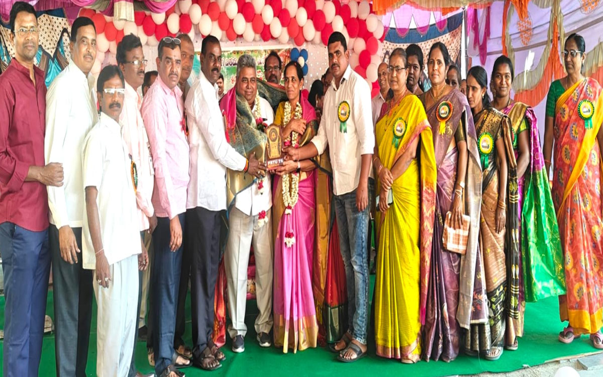 ‘విద్యార్థులు, పాఠ‌శాల అభివృద్ధికి కొడారి రాణి విశేష సేవ‌లు’